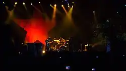 Palco com uma bandeira negra e uma estrela vermelha