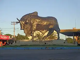 Monumento Boi de Ouro, instalado na entrada da cidade