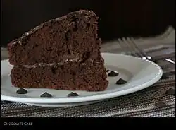 Bolo de chocolate recheado com ganache