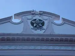 Em relevo na fachada do Palacete da Justiça Federal, em Teresina. Construído entre 1902 a 1905.