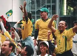 Pessoas sorrindo, dançando e comemorando