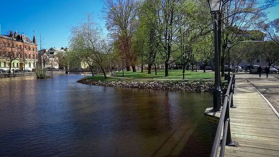A ponte no meio da cidade