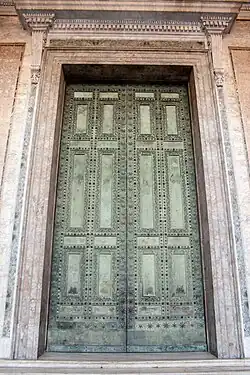 Portas de bronze romana antiga da Cúria Júlia, agora na Basílica de São João de Latrão (Roma)