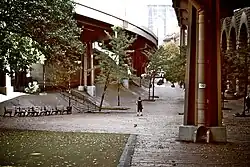 O Brooklyn Banks, um skate park composto por obstáculos de tijolo sob uma série de viadutos de aço
