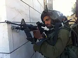 Um soldado de Israel com seu fuzil M4.