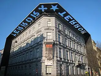 Museu Casa do Terror em Budapeste. Aborda os regimes nazifascista e comunista da Hungria e homenageia suas vítimas, algumas mortas neste mesmo edifício