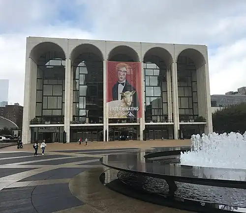 A Metropolitan Opera House no Lincoln Center na cidade de Nova Iorque por Wallace Harrison (1966)