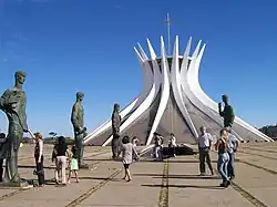 A escala das estátuas em relação aos visitantes.