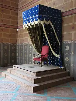 Baldaquino em azul decorado com flores-de-lis na antiga residência real do Château de Blois