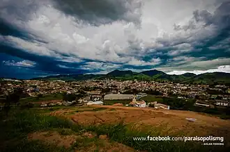 Vista de Paraisópolis com o Machadão ao fundo
