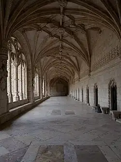 Claustro (confessionários à direita)