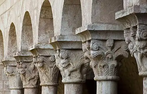 Capitéis de colunas no claustro da Abadia de São Miguel de Cuixá.