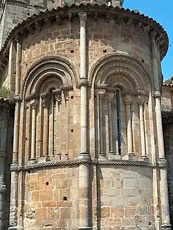 Colunas consecutivas, janelas de arquivolta, frisos e mísulas axadrezadas na abside. Colegiata de Santillana del Mar (Cantábria)