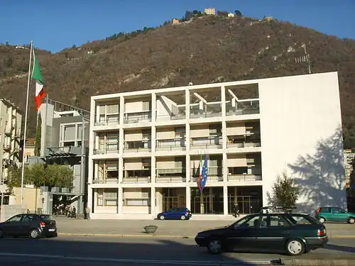 A Casa del Fascio (Casa do Fascismo) em Como, Itália, de Giuseppe Terragni (1932–1936)
