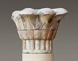 Capitel composto de papiro; 380-343 a.C.; arenito pintado ; altura: 126 cm (49,5 ⁄ 8 pol.); Museu Metropolitano de Arte (Nova Iorque)