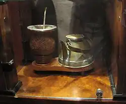 Conjunto de chimarrão: chaleira, cuia e bomba.