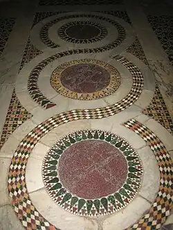 Pavimento cosmatesco, mistura de opus sectile e opus tessellatum (séculos XII-XIII). Basílica de Santa Maria em Cosmedin, Roma