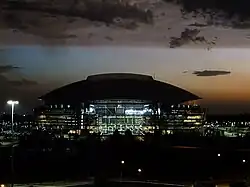 Visão do estádio a noite.