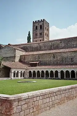Abadia de São Miguel de Cuixá na Catalunha francesa, com uma torre sineira separada da igreja (meados do século X).