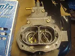 Carburador Solex duplo.