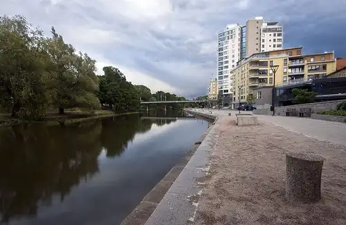 O rio Stångån e a rua Strandgatan