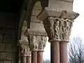 Colunas românicas geminadas de capitel em cesto num claustro, Espanha.