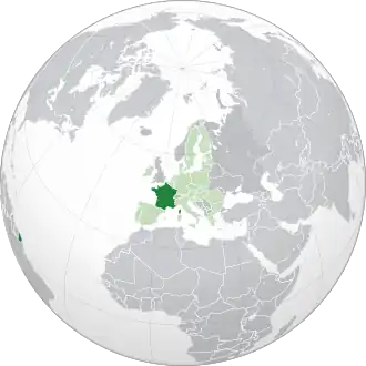 Localização da França (em verde escuro) Na União Europeia (em verde claro) Departamentos e territórios ultramarinos da França