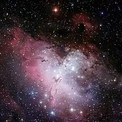 Imagem de mosaico composto de três cores da Nebulosa da Águia, com o norte no topo.