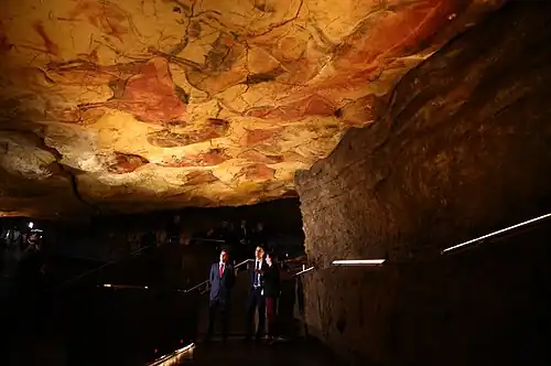 A neocueva&nbsp;[es] (neocaverna), uma reconstituição de como seria a caverna de Altamira há 15&nbsp;000 anos, parte do Museu de Altamira