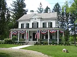 Casa empavesada com as cores dos EUA.