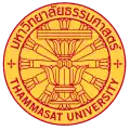 Selo da Universidade Thammasat na Tailândia, composto por uma Constituição da Tailândia em um phan com um dhammacakka de doze raios.