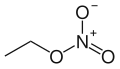 Nitrato de etila, um éster inorgânico formado a partir da reação entre ácido nítrico e etanol.