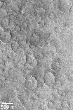 Um grupo de crateras parcialmente exposto. Região do Quadrângulo de Cebrenia. Imagem fotografada pela Mars Global Surveyor.