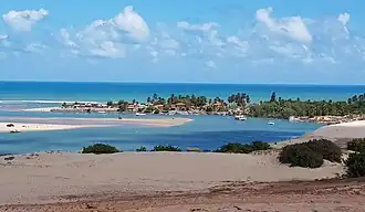 Foz do Rio Mundaú, rio que banha o município.