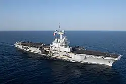 O porta aviões francês Charles De Gaulle.