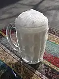 Ayran fresco com uma cabeça de espuma