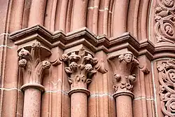 Capitais góticos em um portal de Igreja de Maria de Gelnhausen (Gelnhausen, Alemanha)