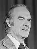 Ex-senador George McGovern de Dakota do Sul[9]