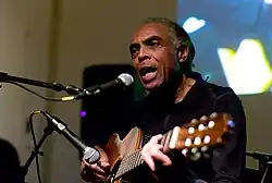 Gilberto Gil cantando no início dos anos 2000