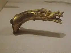 Um punho de bronze dourado dado forma como um dragão, dinastia Han oriental