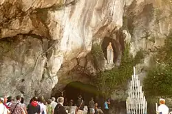 A gruta de Massabielle, em Lourdes, onde ocorreram as aparições de Nossa Senhora
