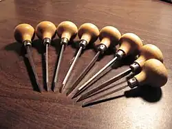 Cinzéis do tipo buril para trabalhar peças metálicas.