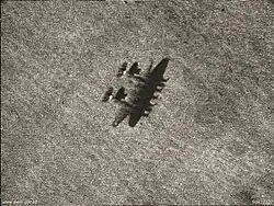 Fotografia aérea de um Heinkel He 111Z (Ratisbona, Alemanha, 1944). Na sombra é possível ver claramente seus cinco motores.[3]