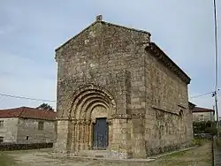 Igreja de São Salvador de Bravães (Ponte da Barca). O portal de Bravães é, no contexto da arte românica portuguesa, o mais eloquente testemunho de portal como Porta do Céu ou como Porta da Salvação