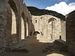 Nave e absides centrais e arco triunfal da abside sul por detrás dos pilares. Sant Llorenç del Mont (Alt Empordà)