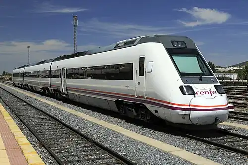 Comboio da série 598 da Renfe na estação de Mérida