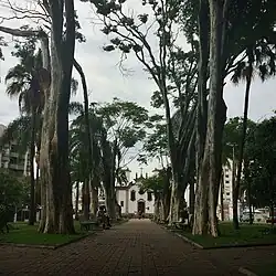 Jardins da Praça Cônego Ulisses e Velha Matriz ao fundo