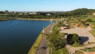 Orla do Lago Jacob em Cidade Ocidental