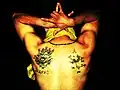 Membro de gangue mostrando suas tatuagens