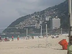Praia de Leblon e favela Vidigal